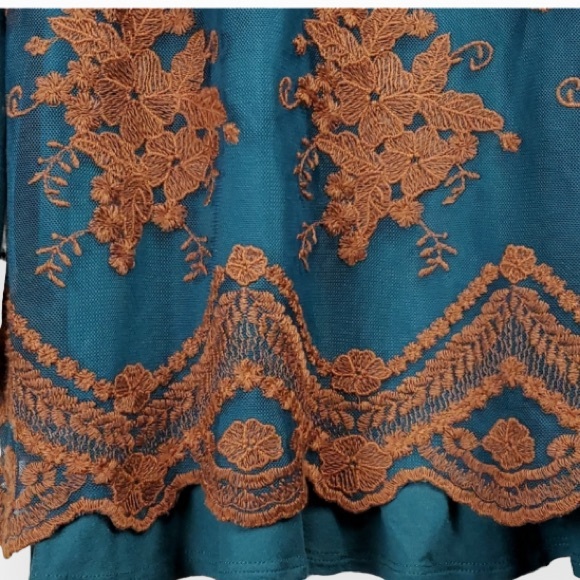 LOGO Lavish Boho with Lace Gold tone 
Tunic Size M - Picture 4 of 8